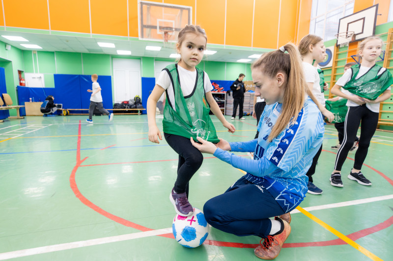 «Футбол в школе»: мастер-класс футболистов МФК «Чисто Питер» в лицее №126