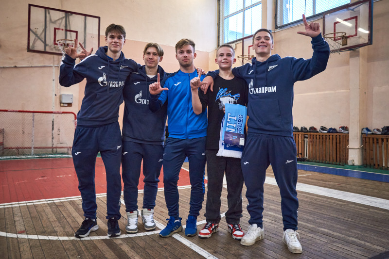 Мастер-класс футболистов молодежной команды«Зенит» в школе 69