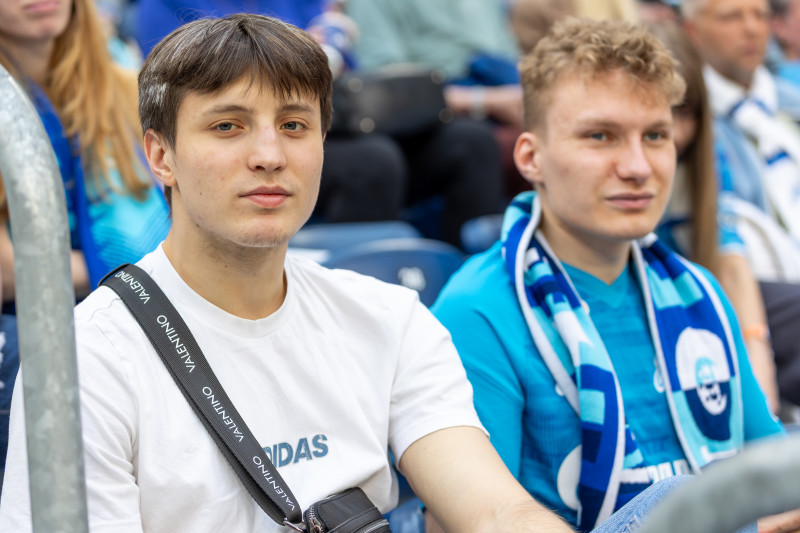 «Все в наших цветах»: болельщики на матче «Зенит» — «Ахмат»