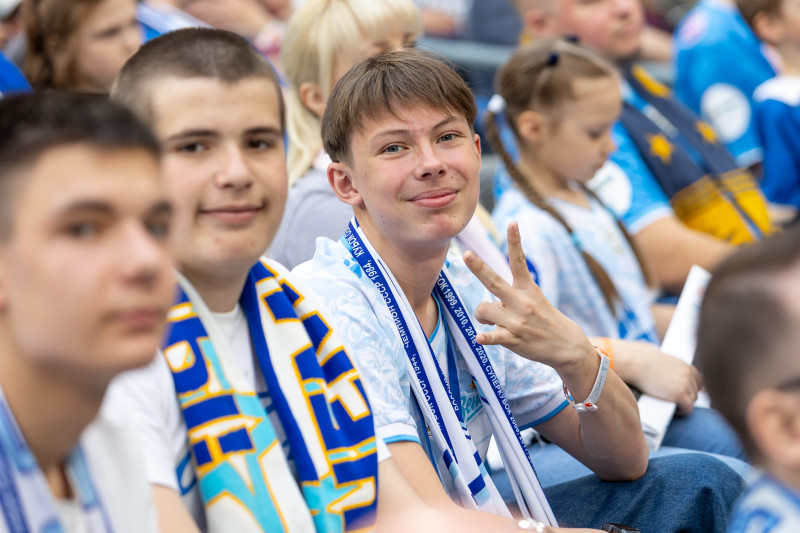 «Все в наших цветах»: болельщики на матче «Зенит» — «Ахмат»