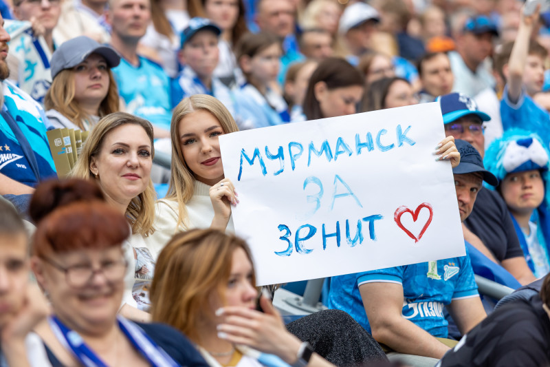 «Все в наших цветах»: болельщики на матче «Зенит» — «Ахмат»