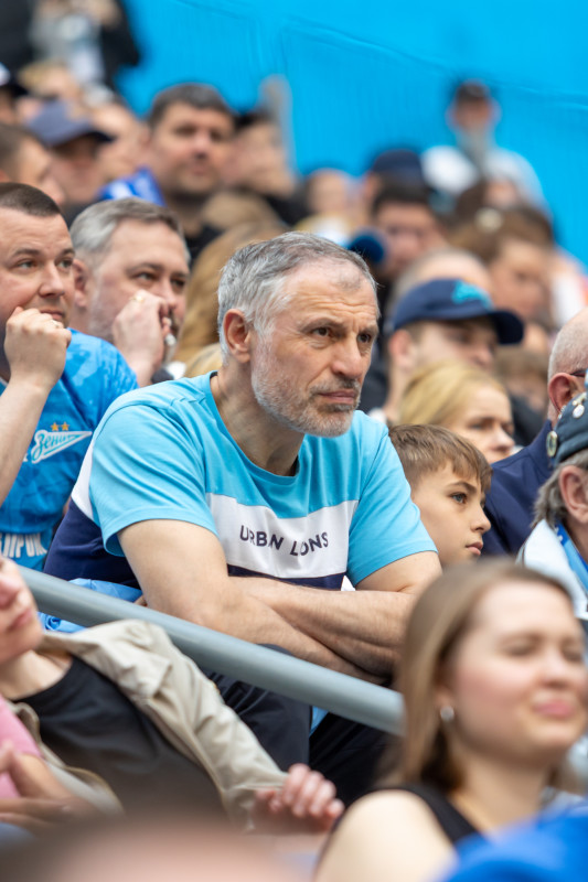 «Все в наших цветах»: болельщики на матче «Зенит» — «Ахмат»