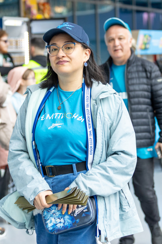 «Все в наших цветах»: болельщики на матче «Зенит» — «Ахмат»