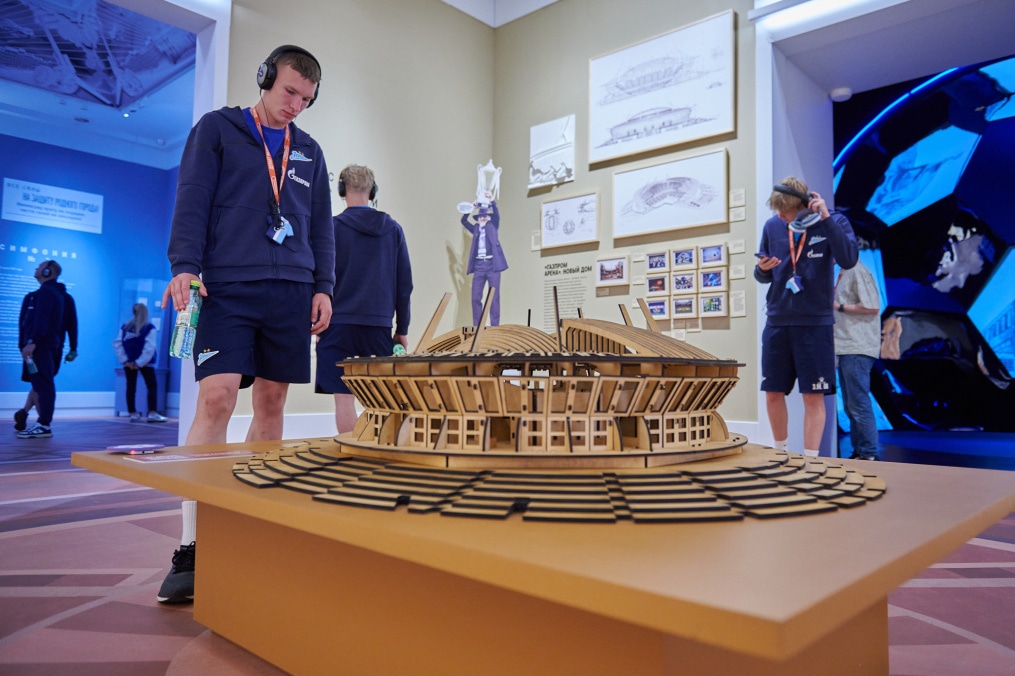 Молодежная команда «Зенита» на выставке «Зенит. Петербург. 100 лет вместе»