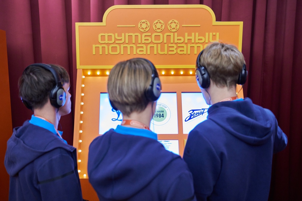 Молодежная команда «Зенита» на выставке «Зенит. Петербург. 100 лет вместе»