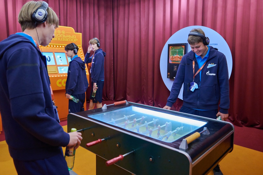 Молодежная команда «Зенита» на выставке «Зенит. Петербург. 100 лет вместе»