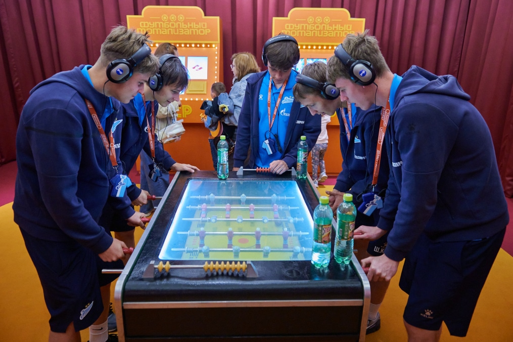 Молодежная команда «Зенита» на выставке «Зенит. Петербург. 100 лет вместе»