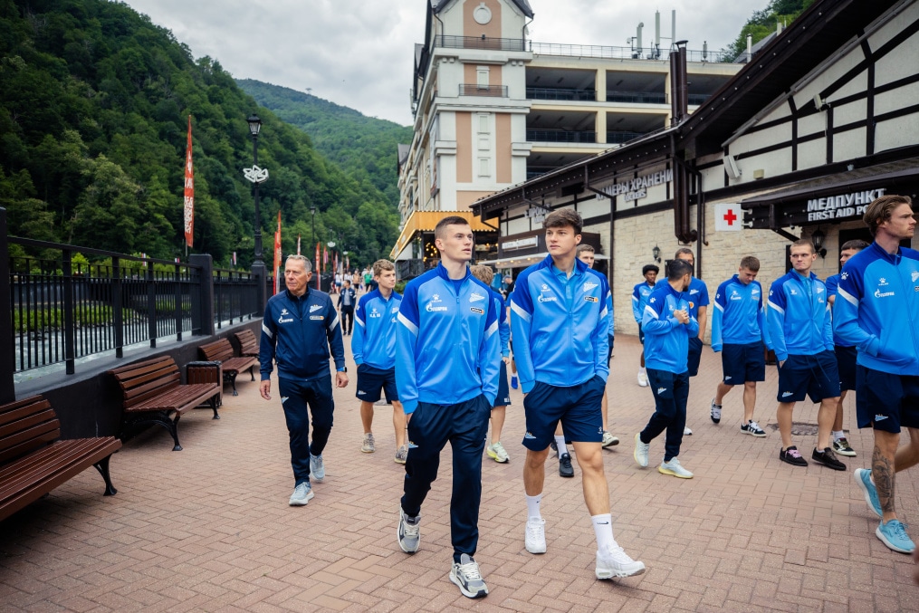 Утренняя прогулка команды по Розе Хутор