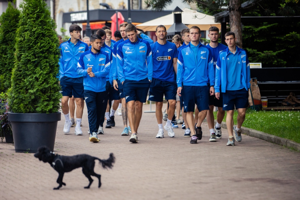 Утренняя прогулка команды по Розе Хутор