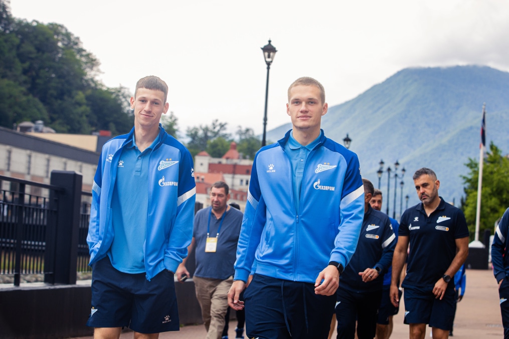 Утренняя прогулка команды по Розе Хутор