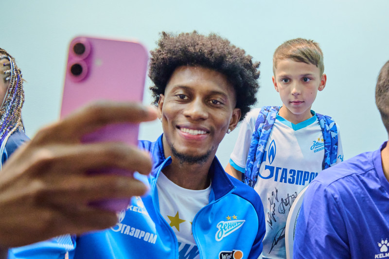 Автограф-сессия для воспитанников школ «Зенит-Чемпионика» города Сочи