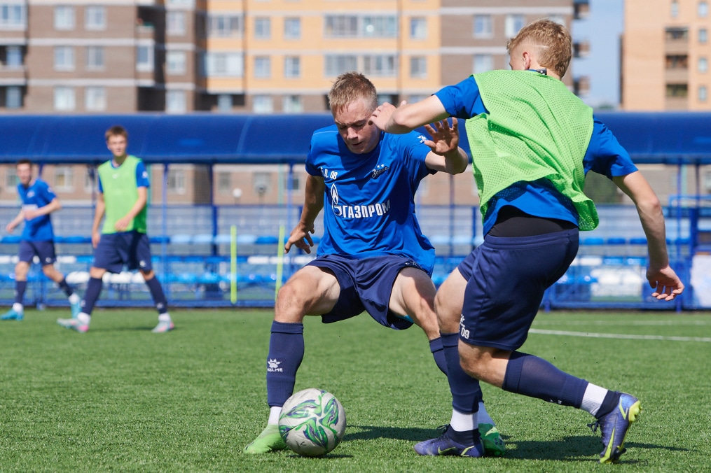 Тренировка юношеской команды «Зенит» U-17 перед матчем с «Акроном» U-17
