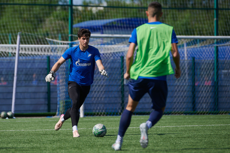 Тренировка юношеской команды «Зенит» U-17 перед матчем с «Акроном» U-17