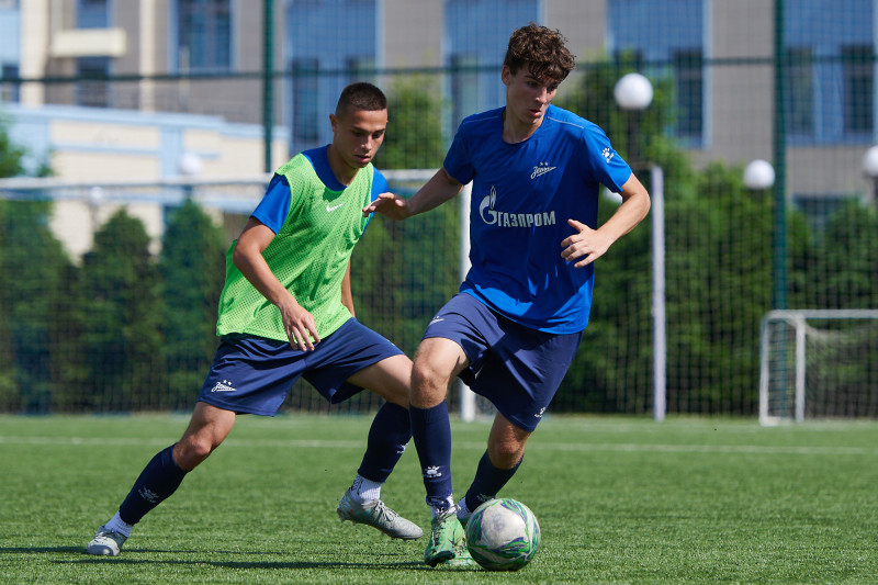 Тренировка юношеской команды «Зенит» U-17 перед матчем с «Акроном» U-17