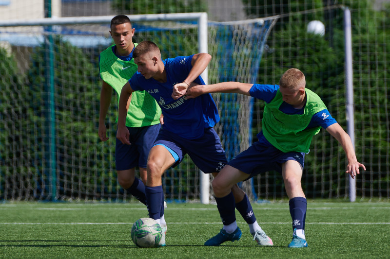 Тренировка юношеской команды «Зенит» U-17 перед матчем с «Акроном» U-17