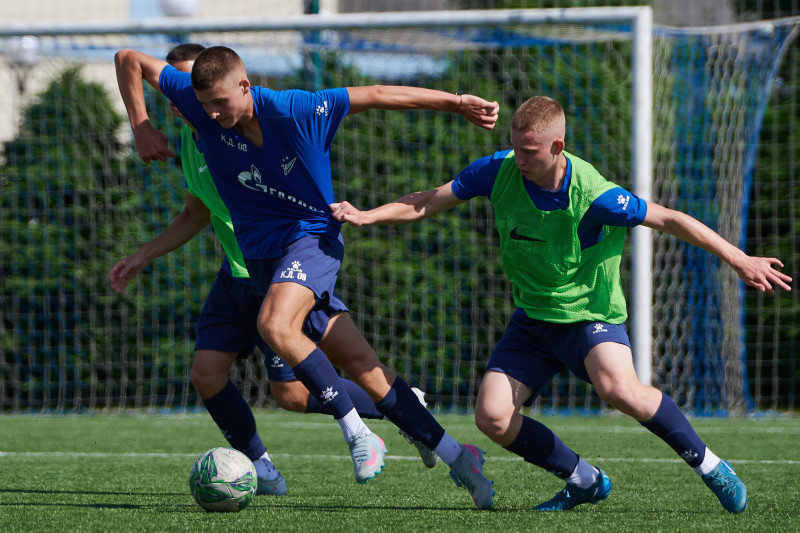 Тренировка юношеской команды «Зенит» U-17 перед матчем с «Акроном» U-17