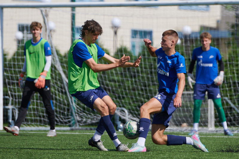 Тренировка юношеской команды «Зенит» U-17 перед матчем с «Акроном» U-17