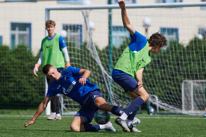 Тренировка юношеской команды «Зенит» U-17 перед матчем с «Акроном» U-17