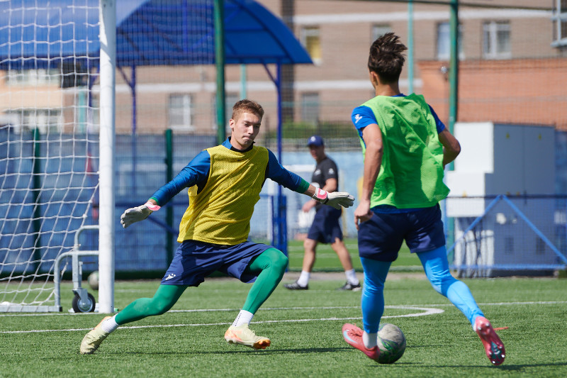 Тренировка юношеской команды «Зенит» U-17 перед матчем с «Акроном» U-17