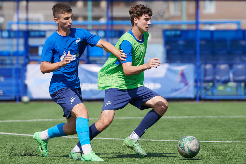 Тренировка юношеской команды «Зенит» U-17 перед матчем с «Акроном» U-17