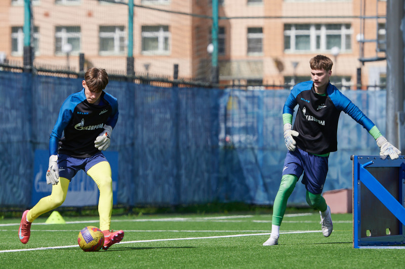 Тренировка юношеской команды «Зенит» U-16 перед матчем с «Акроном» U-16