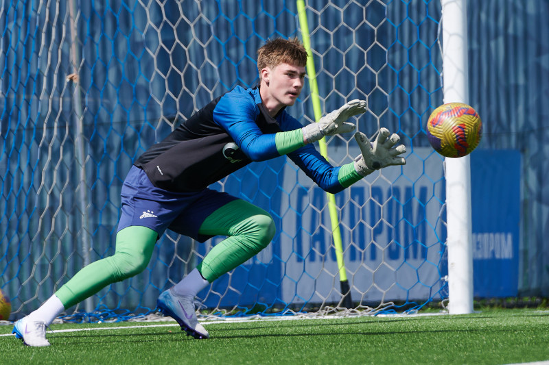 Тренировка юношеской команды «Зенит» U-16 перед матчем с «Акроном» U-16