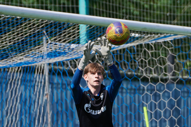 Тренировка юношеской команды «Зенит» U-16 перед матчем с «Акроном» U-16