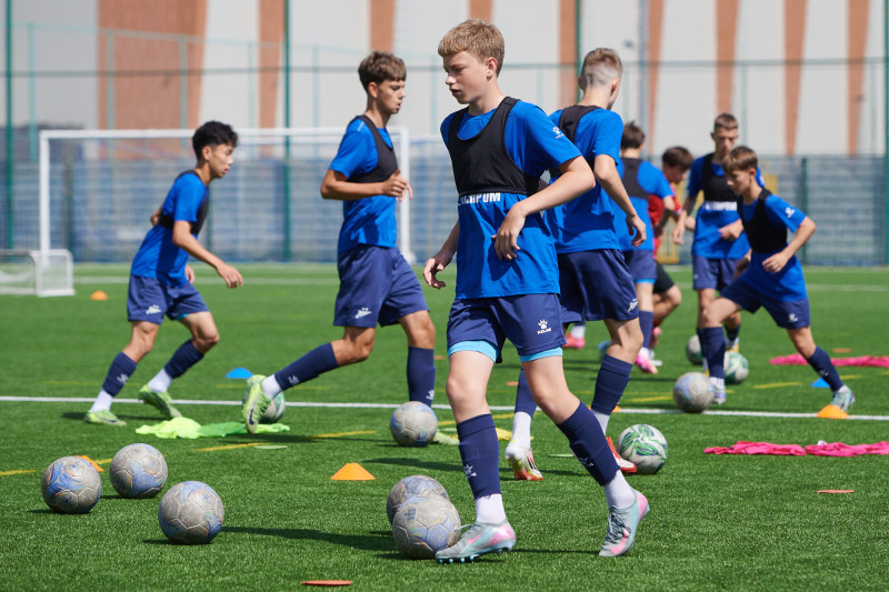 Тренировка юношеской команды «Зенит» U-16 перед матчем с «Акроном» U-16