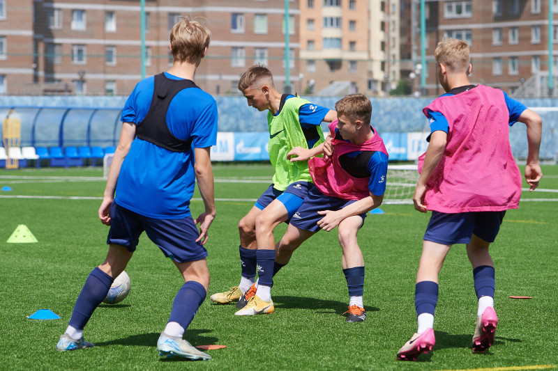 Тренировка юношеской команды «Зенит» U-16 перед матчем с «Акроном» U-16