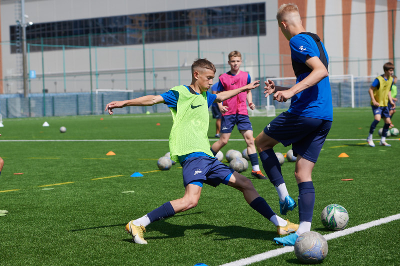 Тренировка юношеской команды «Зенит» U-16 перед матчем с «Акроном» U-16