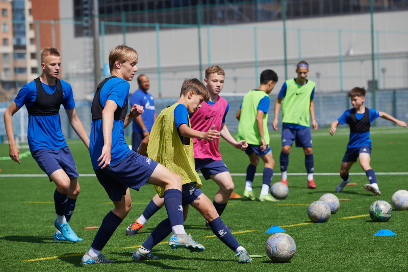 Тренировка юношеской команды «Зенит» U-16 перед матчем с «Акроном» U-16