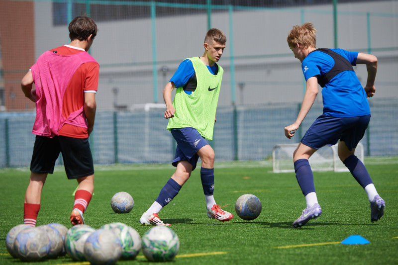 Тренировка юношеской команды «Зенит» U-16 перед матчем с «Акроном» U-16