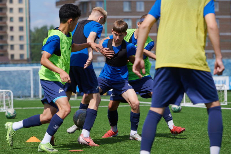 Тренировка юношеской команды «Зенит» U-16 перед матчем с «Акроном» U-16