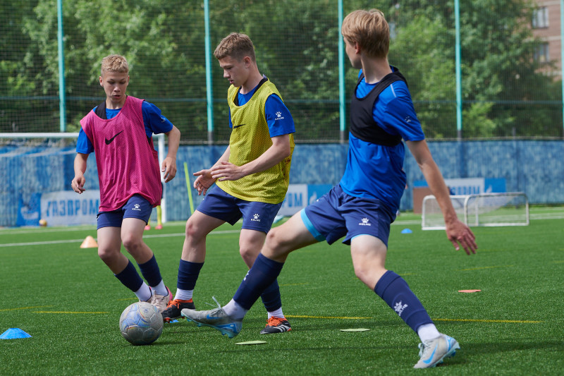 Тренировка юношеской команды «Зенит» U-16 перед матчем с «Акроном» U-16