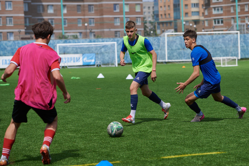 Тренировка юношеской команды «Зенит» U-16 перед матчем с «Акроном» U-16