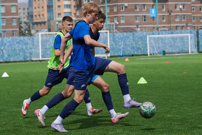 Тренировка юношеской команды «Зенит» U-16 перед матчем с «Акроном» U-16