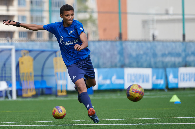 Тренировка юношеской команды «Зенит» U-16 перед матчем с «Акроном» U-16