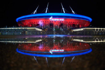 День Государственного флага России: Лахта Центр и Газпром Арена подсвечены в триколор