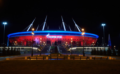 День Государственного флага России: Лахта Центр и Газпром Арена подсвечены в триколор