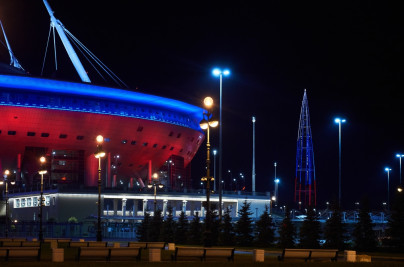 День Государственного флага России: Лахта Центр и Газпром Арена подсвечены в триколор