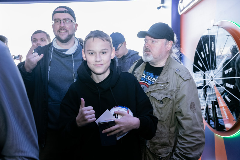 Роман Вега в Севкабель Порту: экскурсия по выставке и автограф-сессия