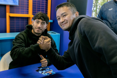 Роман Вега в Севкабель Порту: экскурсия по выставке и автограф-сессия