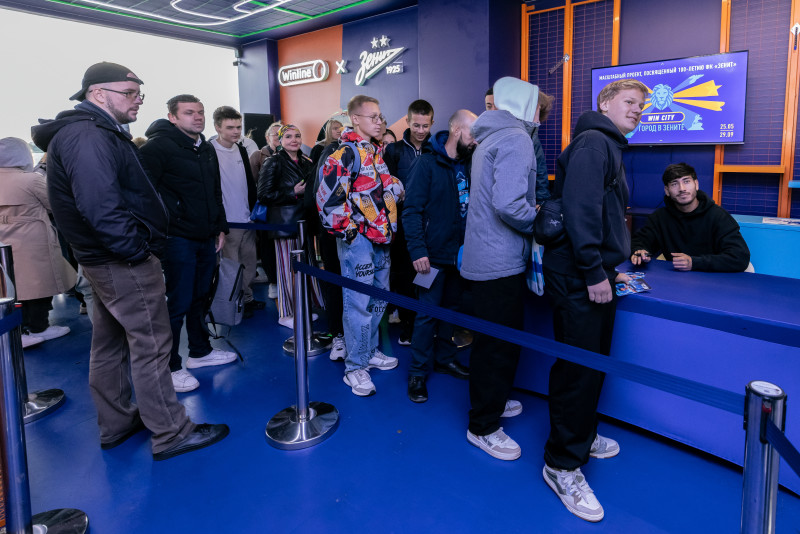 Роман Вега в Севкабель Порту: экскурсия по выставке и автограф-сессия