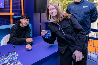 Роман Вега в Севкабель Порту: экскурсия по выставке и автограф-сессия