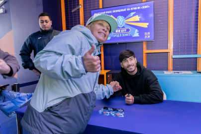 Роман Вега в Севкабель Порту: экскурсия по выставке и автограф-сессия