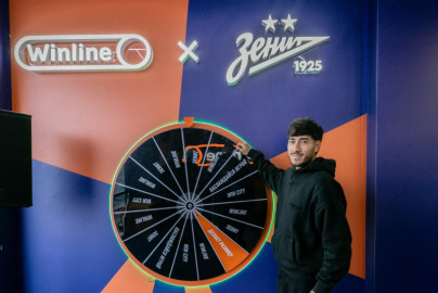 Роман Вега в Севкабель Порту: экскурсия по выставке и автограф-сессия