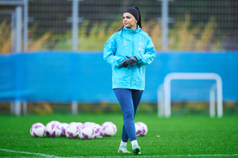 Тренировка женской команды перед матчем со «Звездой-2005»