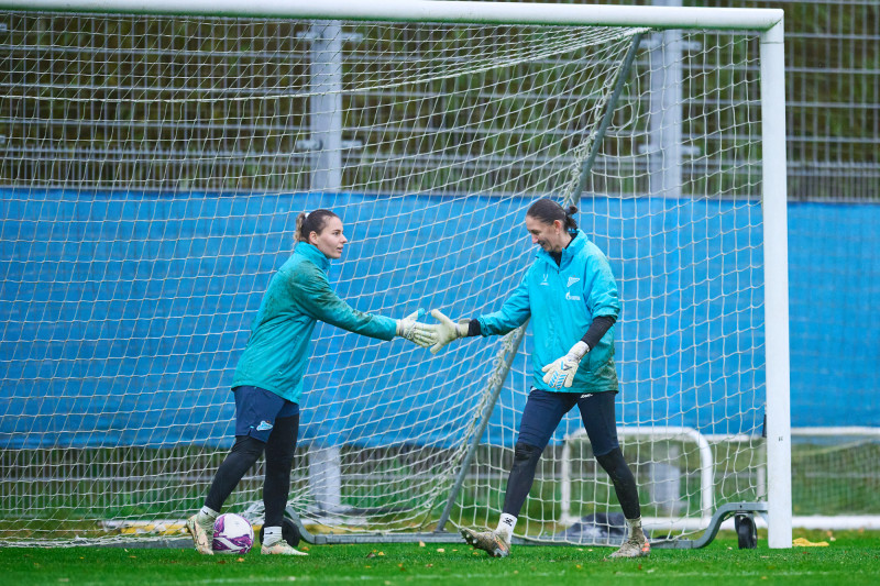 Тренировка женской команды перед матчем со «Звездой-2005»