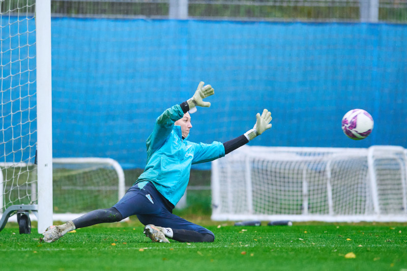 Тренировка женской команды перед матчем со «Звездой-2005»