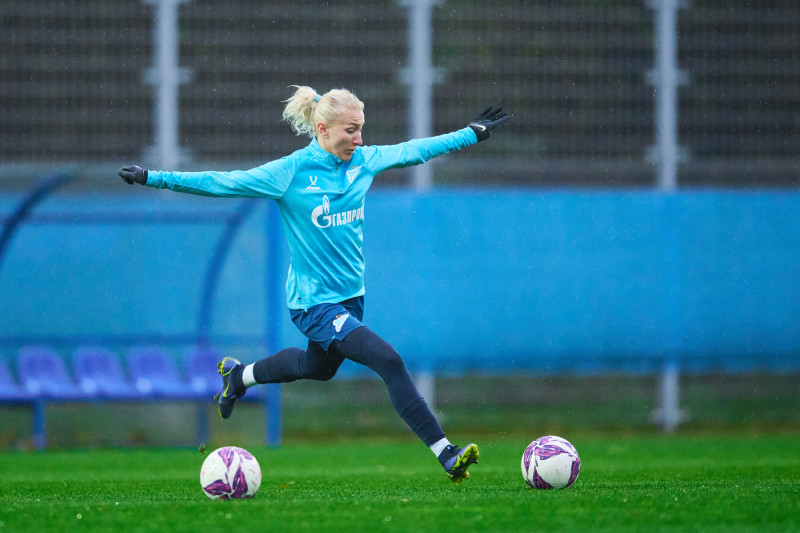 Тренировка женской команды перед матчем со «Звездой-2005»